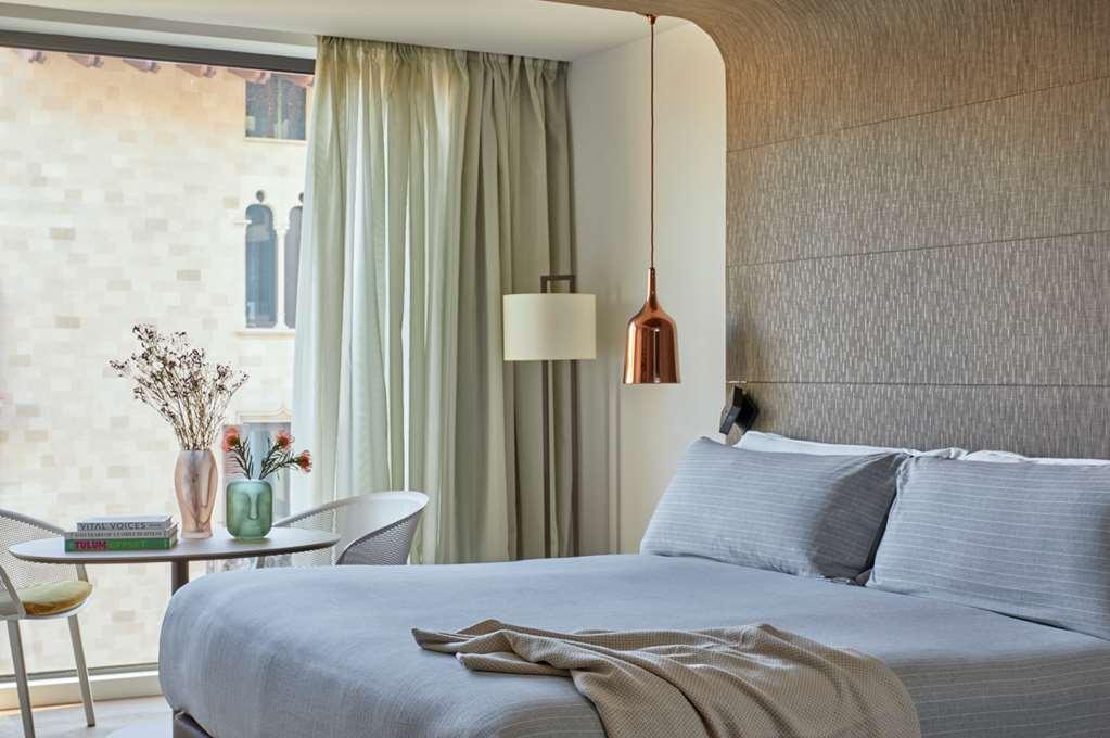 Me Barcelona Hotel Room photo